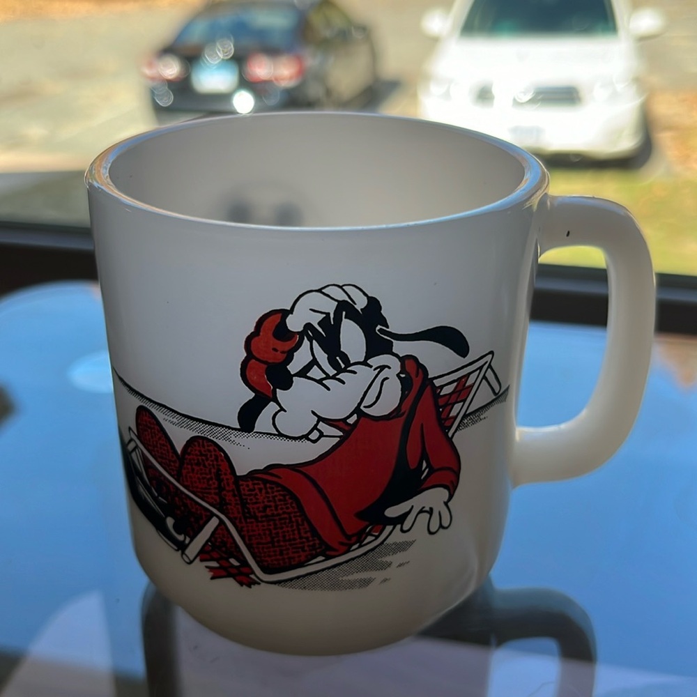 Goofy at the beach vintage Libby milk glass mug.
